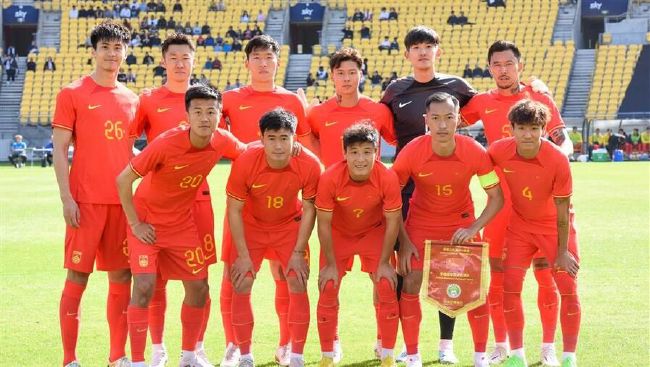 丁伟国、皮熊和黄玫瑰躲过了公安职员的迫捕，超出国境，躲了起来。吕丽有个可爱的女儿娜娜，但是她的丈夫铁成是一个只有事业心却掉臂家的人。纪云深爱着吕丽，他不肯与吕丽继续过恋人糊口，又一次来到吕丽家提出重组家庭的设法。合法吕丽踌躇不按时，俄然传来敲门声，吕丽觉得是铁成回来了，一把将纪云推进立柜。丁伟国三人强行拥进屋内。纪云从柜子中偷看，被皮熊和黄玫瑰顶住了脑壳。丁伟国看了墙上的全家福后，大白了两人的关系。丁命纪云戴着他的帽子到片子院对面的德律风亭外坐等一个叫侯三虎的人，纪云为了吕丽只得从命。吕丽从电视中播放的